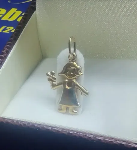 Pingente Menina Boneca Com Margarida na Mão Vestido Ouro Branco Ouro 18 Kilates Peso 0.50 