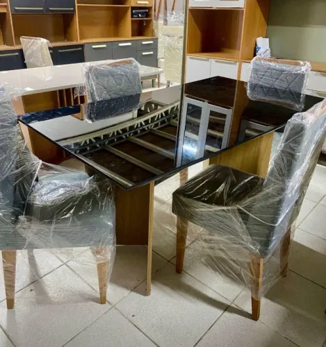 Mesa de Jantar de 6 Lugares com tampo de vidro com montagem inclusas