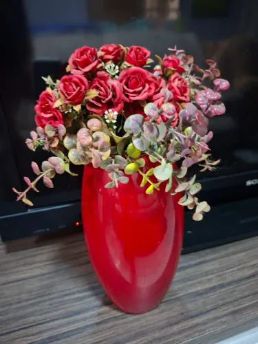 Vaso com arranjo de flores incluso