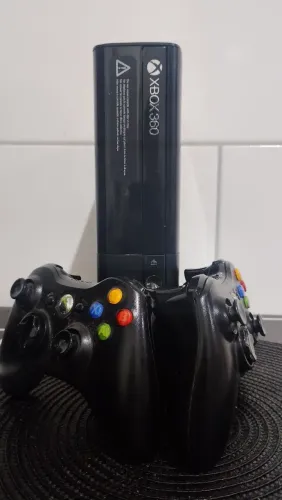 XBOX 360 2 CONTROLES PEN DRIVE COM VARIOS JOGOS PRATICAMENTE NOVOO!!