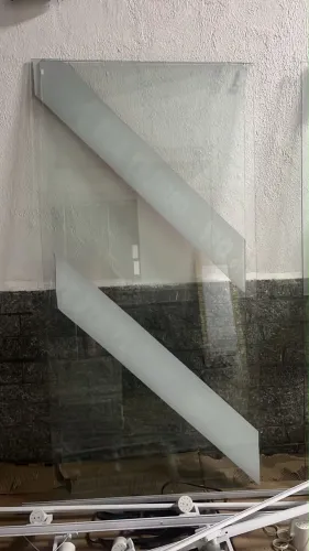 4 vidros sendo 1 porta