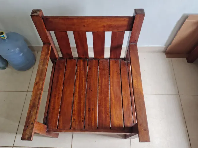 Vendo 2 sofá de 1 lugar de madeira.