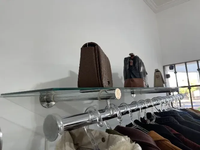 Arara cromada ACOMPANHA O VIDRO. Ideal para loja ou closet