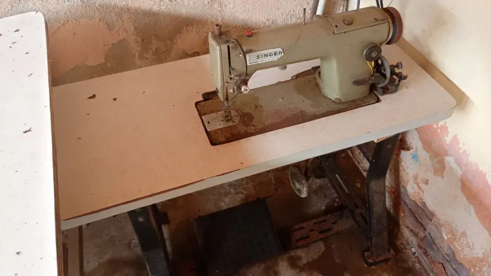 Máquina reta industrial Singer