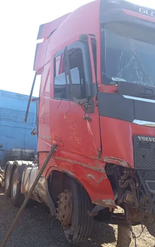 Caminhão volvo para retirada de peças