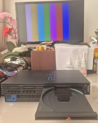 Console PlayStation 2 FAT (PS2 FAT) modelo SCPH-15000 (COM DEFEITO: LIGA, MAS SEM IMAGEM)