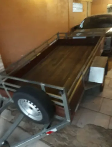 Carretinha semi nova implacada