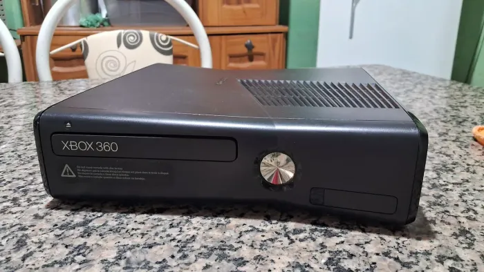 Xbox 360 Slim para retirada de peças.