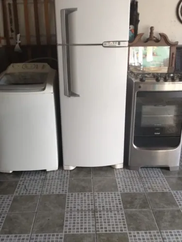 Vendo geladeira ,fogão 4 bocas e máquina de lavar 10 kg