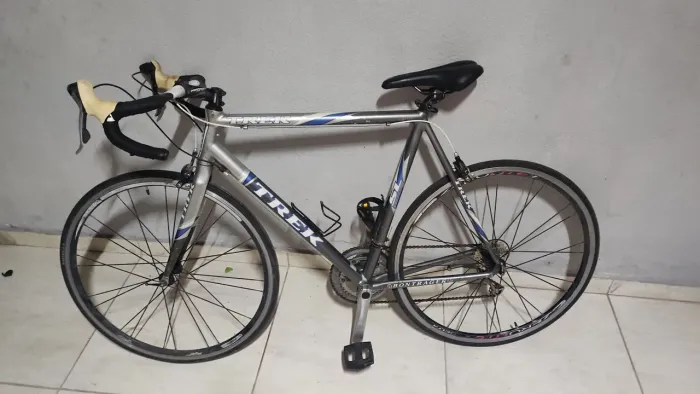 BIKE SPEED TREK SL<br>N° Quadro: TBI - 0405 <br>GR 401997<br>Cor: Prata <br>Tamanho: 56