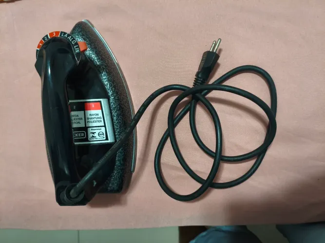 BLACK+DECKER Ferro de Passar Roupa a Seco VFA1110TM2 1100W Preto 110V