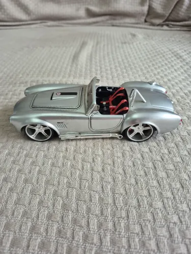 Carro Miniatura Cobra 427 escala 1:24 MAISTO <br>R$ 169,00