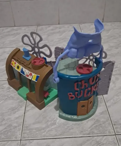 conjunto da Imaginext do Bob Esponja que inclui o Siri Cascudo e o Balde de Lixo.
