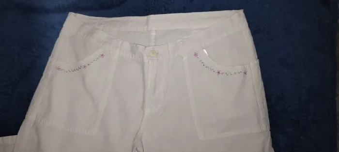 Calça de algodão com bordado nos bolsos