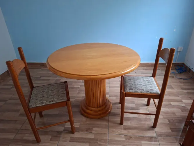 Mesa de madeira maciça em perfeito estado