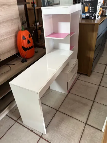 Mesa rosa com armário