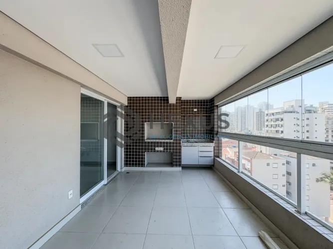 Apartamento reformado com varanda gourmet e lazer a 350m da praia no Jardim Astúrias, Guar