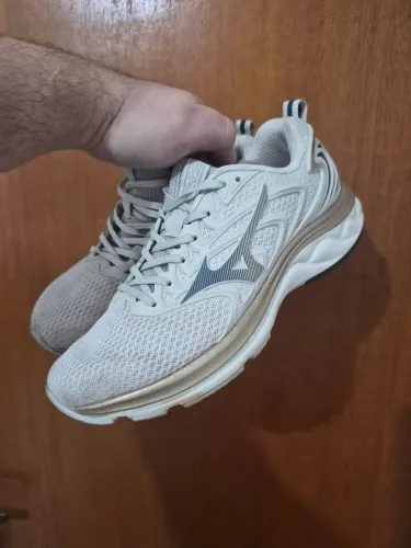 Tênis MIZUNO em ótimo estado.