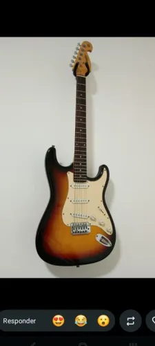 Guitarra nova com amplificador de som