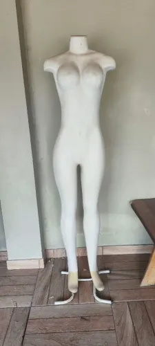 Manequim feminino.