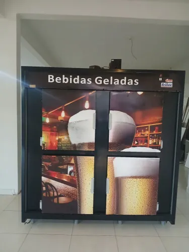 Cervejeira com quatro portas