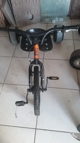Brinquedo triciclo