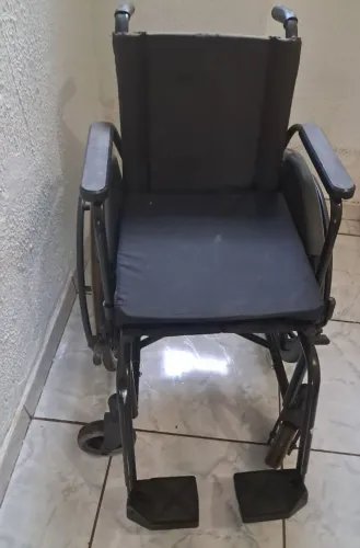 Cadeira de rodas e cadeira de banho