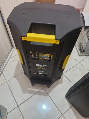 Caixa de Som Ativa SKP Pro Audio Q15 MK2 15"