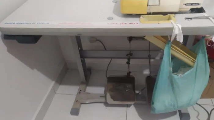 Máquina de costura overloque.