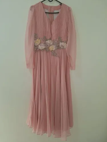 vestido rosa manga longa