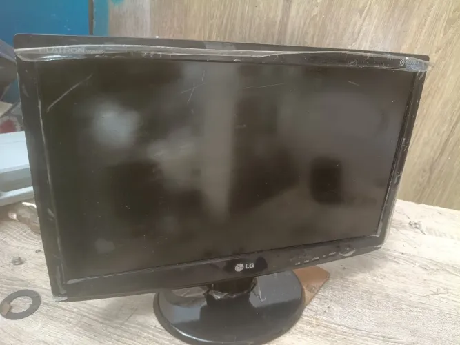 Monitor LG flatron,com defeito na tela ,está com listras na tela