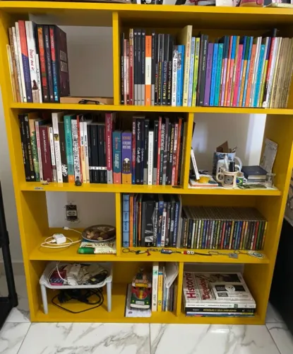 Livreiro Amarelo com Prateleiras e Nichos - Motivo Mudança
