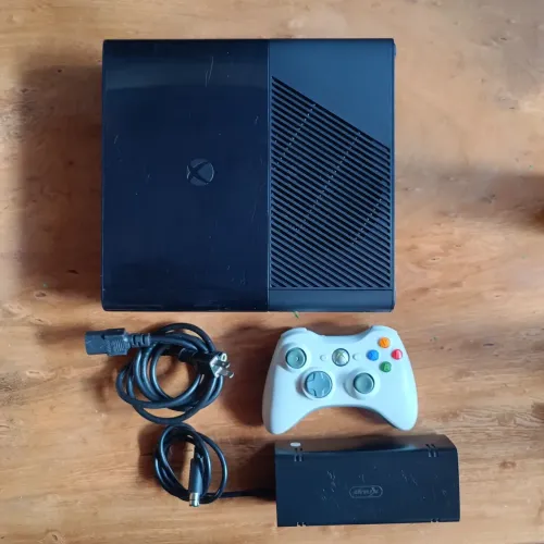Console Xbox 360 Super Slim Bloqueado - Leitor 100% e Controle Original