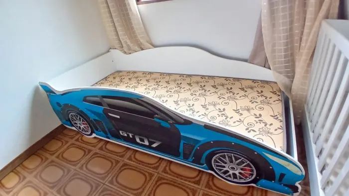 Cama infantil carros muito bom estado