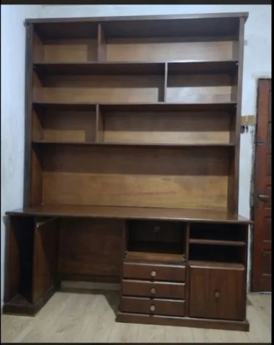 Vendo linda estante com escrivaninha integrada produzida em Madeira maciça (madeira pura)