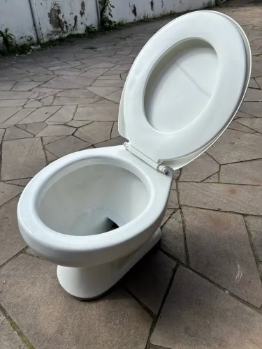Vaso Sanitário em Cerâmica Branca com Assento - Usado