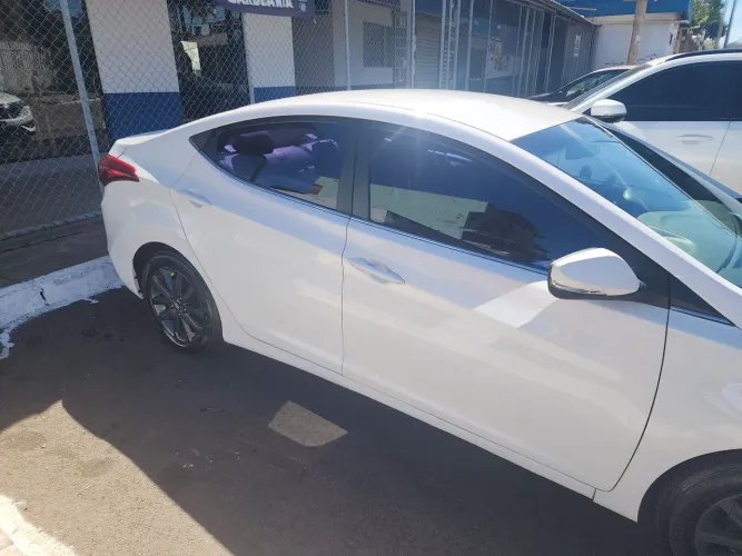 Hyundai Elantra GLS 2.0 16V Flex Aut. 2015
