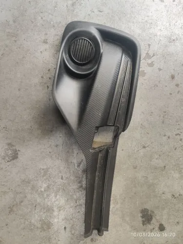 Moldura farol milha direito Toyota Etios 2017 2018 2018 2020