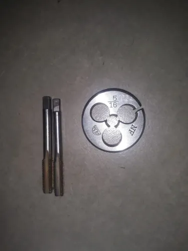 Conjunto de macho e cossinete pra metal.