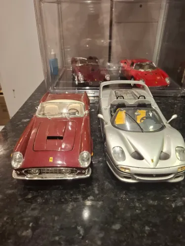 Ferrari 250 GT California Spyder e F50 ambas hotweels 1/18