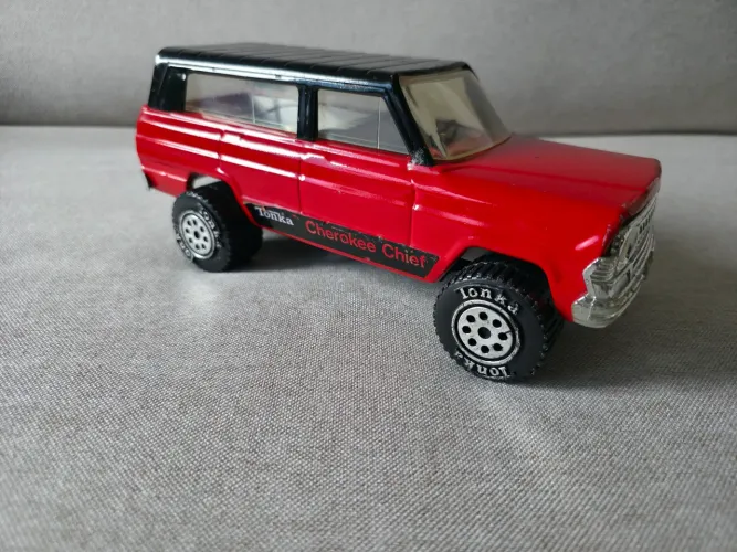 MINIATURA CAMINHONETE CHEROKEE CHIEF EM LATA - TONKA (MADE IN USA)