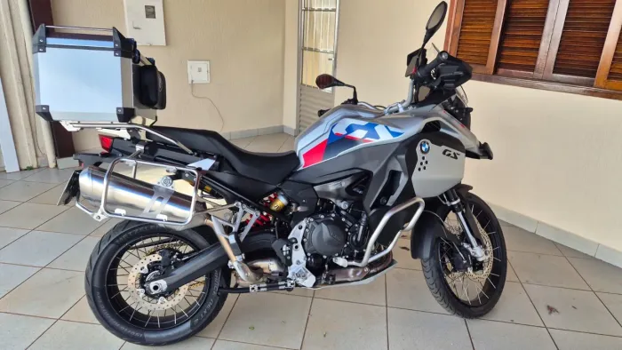 BMW GS 900 Adventure plus 25/26 - 2500 km + baú + banco chiquinho