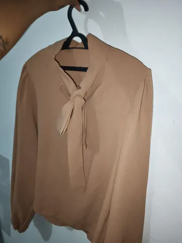 Blusa gola laço