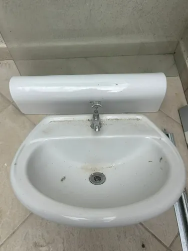 Lavatório com torneira
