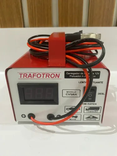 Carregador de bateria 12V de carro e moto 