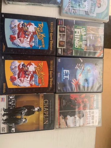 DVD de filmes originais e cds de músicas gospel originais. Quase uma relíquia