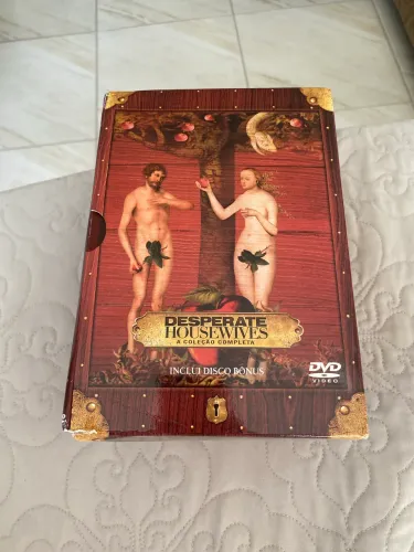 o box em DVD de Desperate Housewives - A Coleção Completa, com a série completa