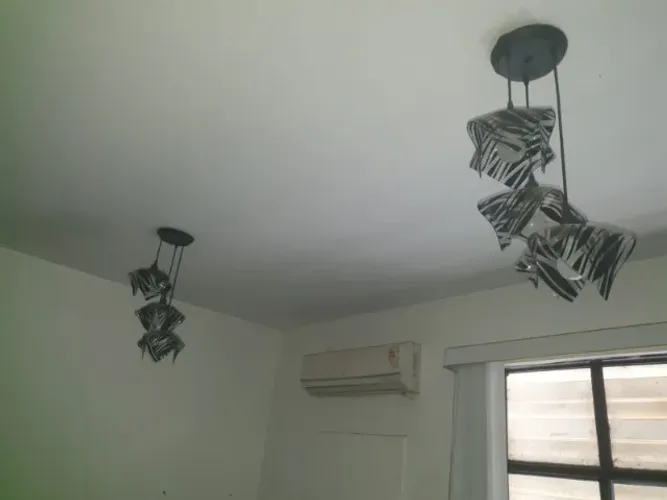 lustre pendente triplo com cúpulas de vidro decoradas