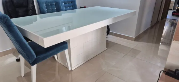 Mesa de jantar de laca branca