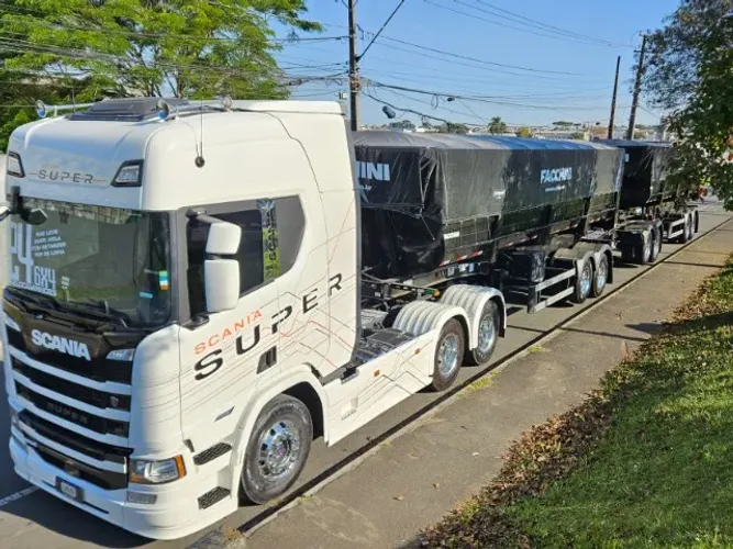 Scania R560 SUPER Ano 24 6X4 BUG Leve mola RETARDER + Rodocaçamba Facchini 35m³ Dolly reb